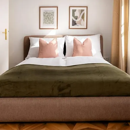 Cozy Luxury Center 1 *